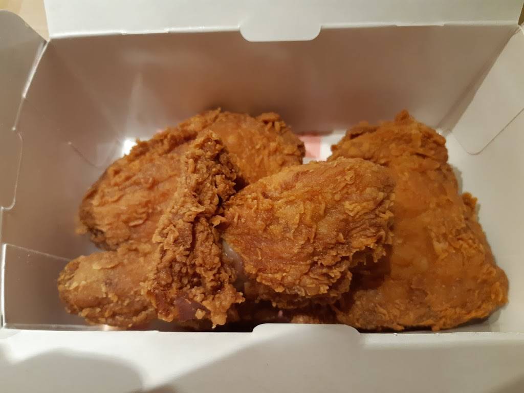 Yumys Chicken and Seafood | meal takeaway | 3085 Hurontario St #11b, Mississauga, ON L5B 1N7, Canada | 9052791222 OR +1 905-279-1222