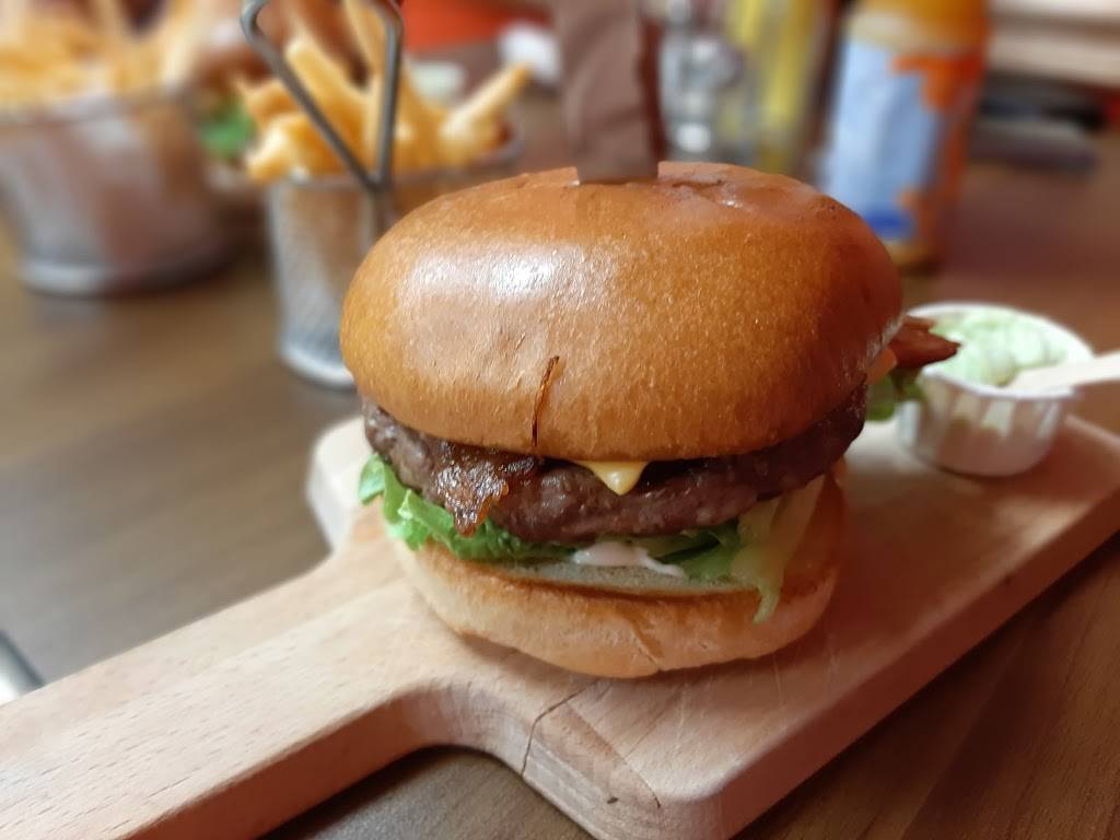 Kings Point Ice Cream and Burger | restaurant | 7231 International Dr #J, Orlando, FL 32819, USA | 4078689079 OR +1 407-868-9079