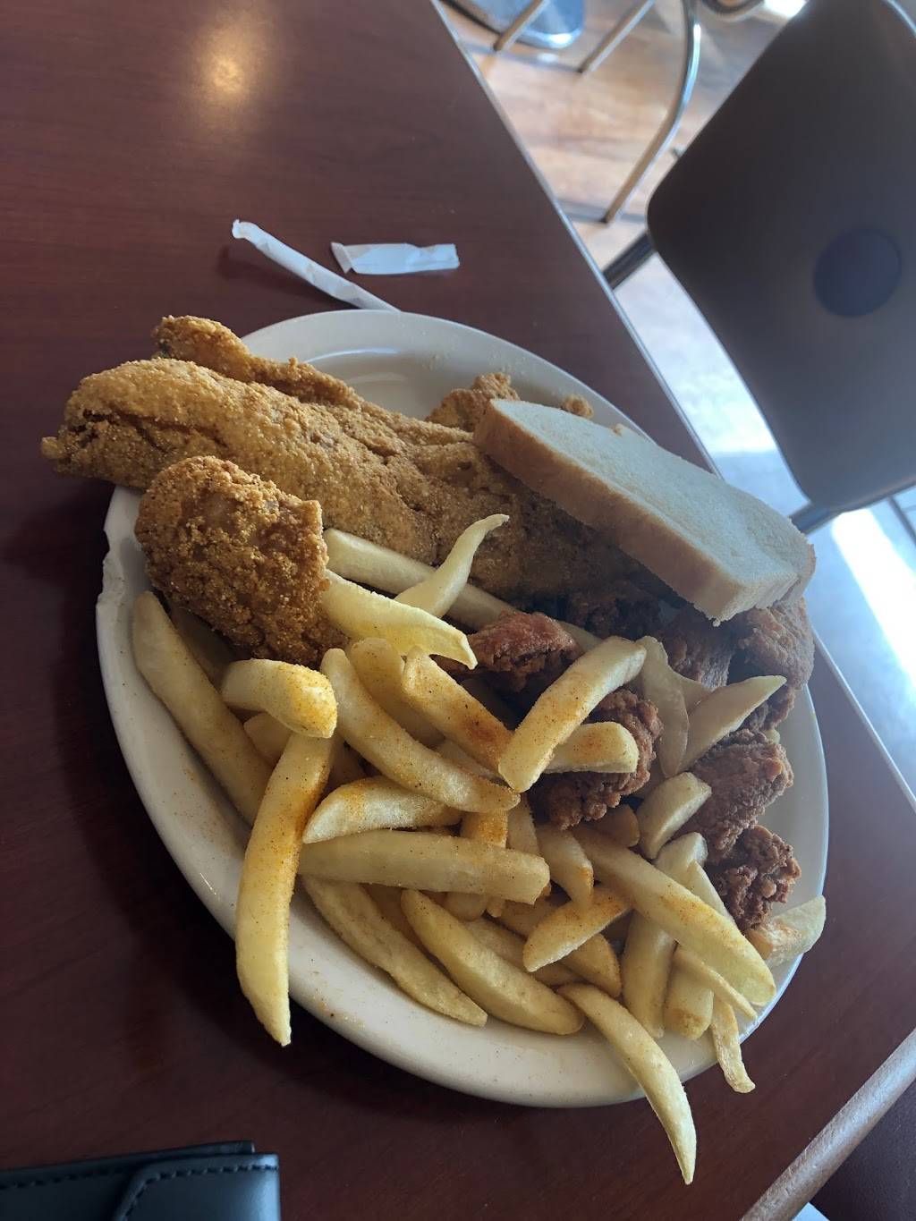 Eddys Chicken And Waffles | restaurant | 1808 E Livingston Ave, Columbus, OH 43205, USA | 6147254507 OR +1 614-725-4507