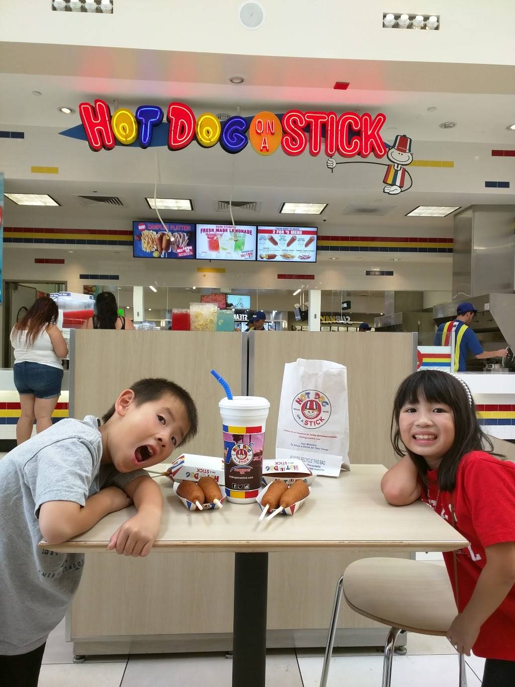 Hot Dog on a Stick | meal takeaway | 121 Los Cerritos Center, Cerritos, CA 90703, USA | 5628600384 OR +1 562-860-0384