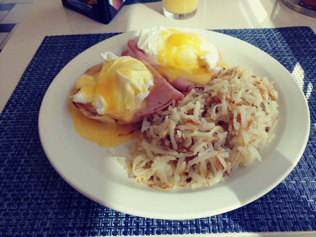 Sam & Harrys Bar | restaurant | 2401 S Smith Blvd, Arlington, VA 22202, USA | 7034157935 OR +1 703-415-7935