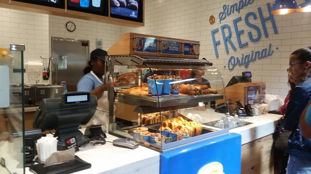 Auntie Annes | restaurant | 1 Bass Pro Mills Dr, Concord, ON L4K 5W4, Canada | 9055978676 OR +1 905-597-8676
