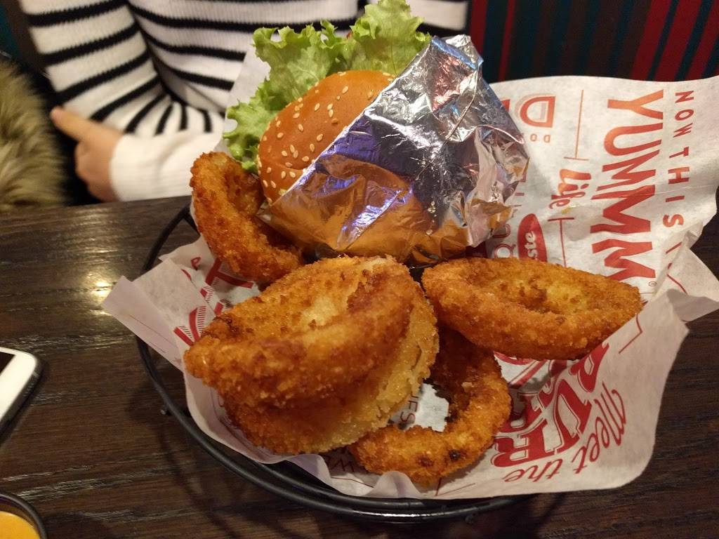 Red Robin Gourmet Burgers and Brews | restaurant | 2440 E Springs Dr, Madison, WI 53704, USA | 6083010435 OR +1 608-301-0435