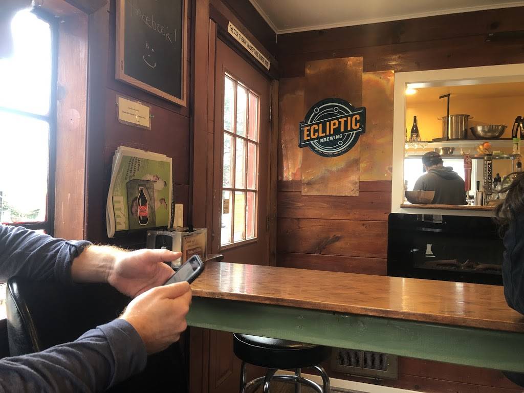 Village Hut | restaurant | 7647 SW Capitol Hwy, Portland, OR 97219, USA | 5037683975 OR +1 503-768-3975