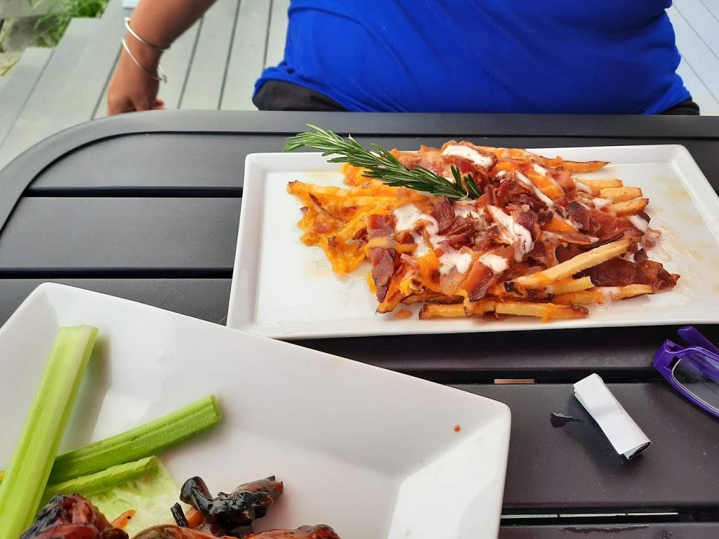 Shoreline beach club | restaurant | 38 Elm St, Tyngsborough, MA 01879, USA | 9782265538 OR +1 978-226-5538