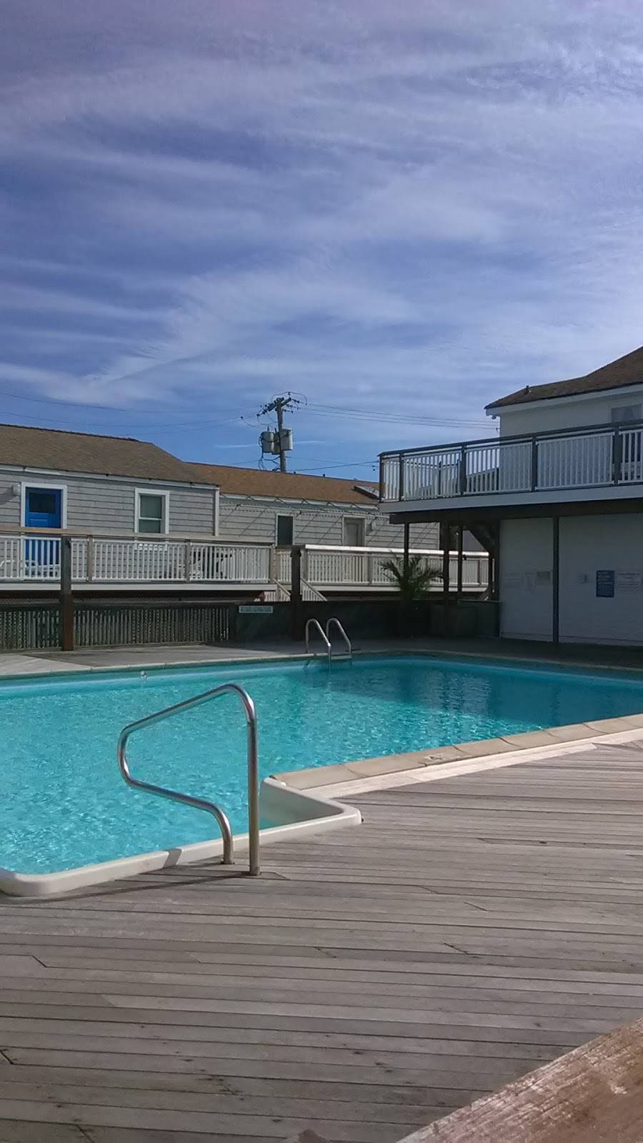 Hurricanes Bar & Grill | restaurant | 25 Cayuga Walk, Ocean Beach, NY 11770, USA | 6315838000 OR +1 631-583-8000