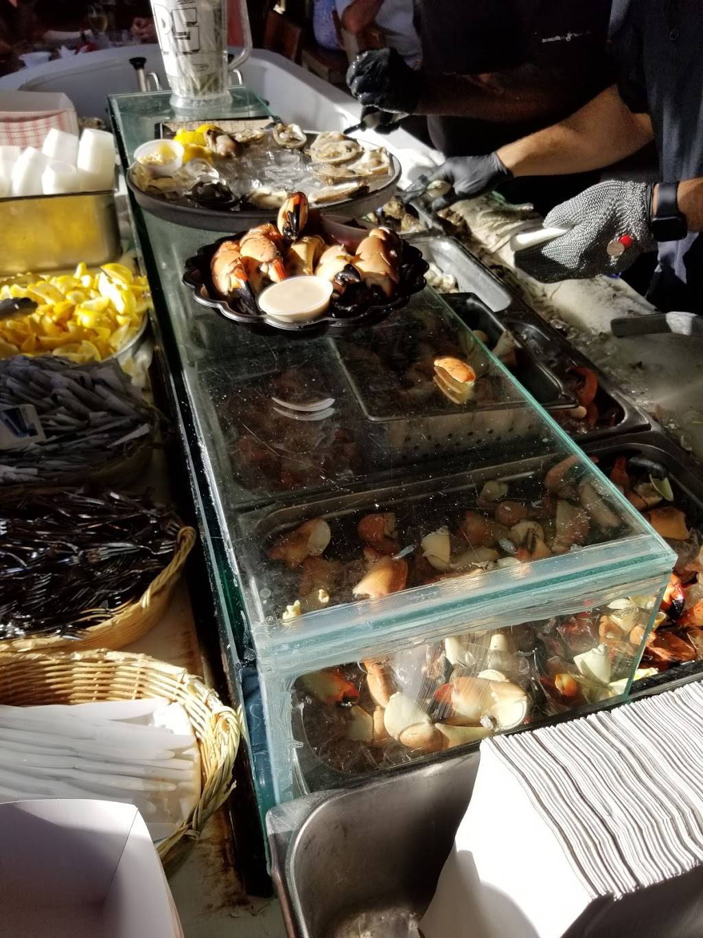 Montys Raw Bar | restaurant | 2550 S Bayshore Dr, Miami, FL 33133, USA | 3058563992 OR +1 305-856-3992