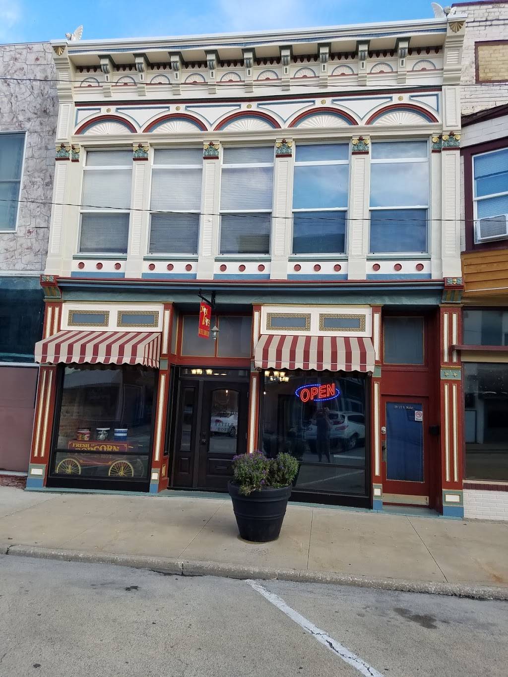 Mom & Pops Kettle Korn Stop | restaurant | 119 S Market St, Paxton, IL 60957, USA | 2173792676 OR +1 217-379-2676