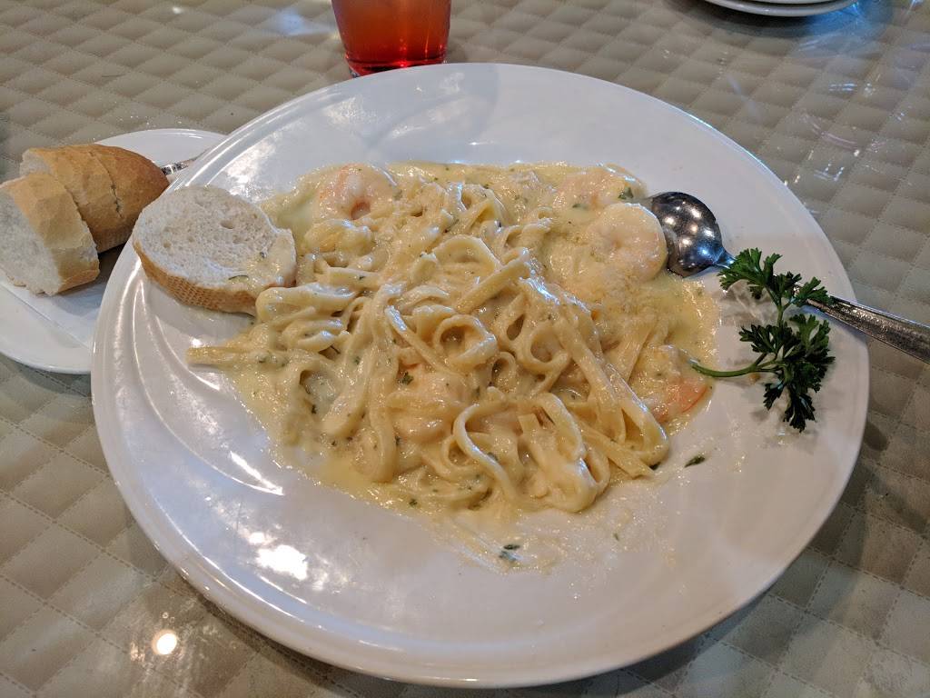 Charlies On the Lake | restaurant | 4150 S 144th St, Omaha, NE 68137, USA | 4028949411 OR +1 402-894-9411