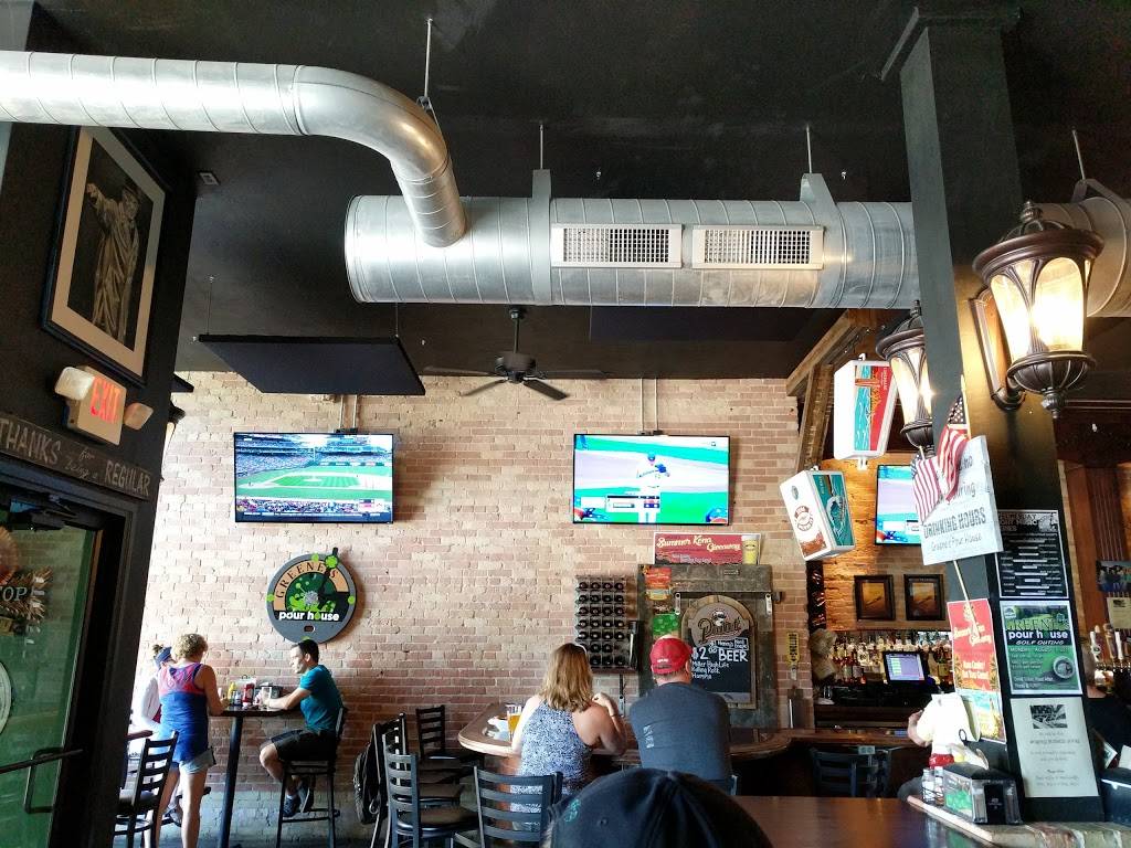 Greenes Pour House | restaurant | 134 W Wisconsin Ave, Neenah, WI 54956, USA | 9204861049 OR +1 920-486-1049