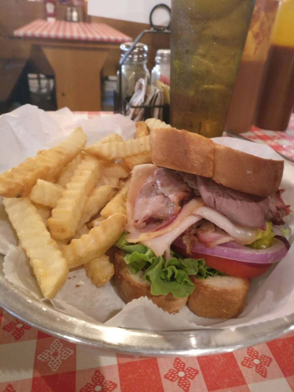 Kens Bar-B-Que | restaurant | 387 SW St Margarets St, Lake City, FL 32025, USA | 3867526725 OR +1 386-752-6725