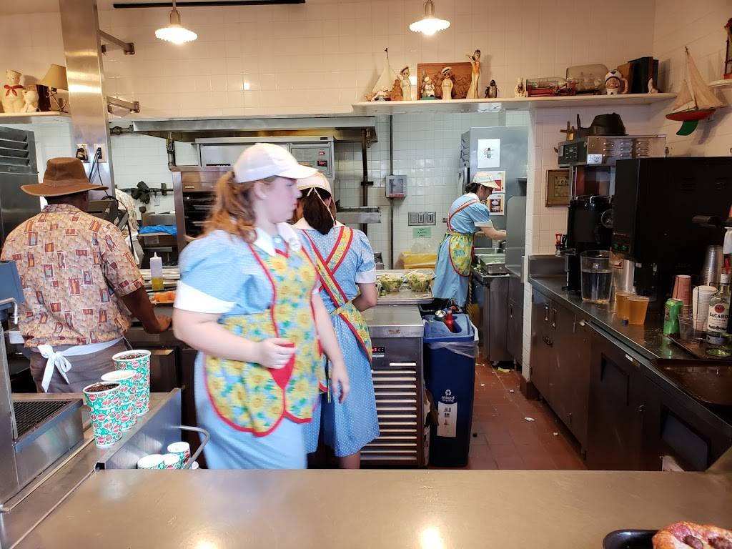 Catalina Eddies | restaurant | Disneys Hollywood Studios, Orlando, FL 32830, USA | 4079395277 OR +1 407-939-5277