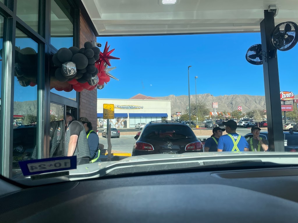 Raising Canes Chicken Fingers | restaurant | 675 Sunland Park Dr, El Paso, TX 79912, USA | 9152424834 OR +1 915-242-4834