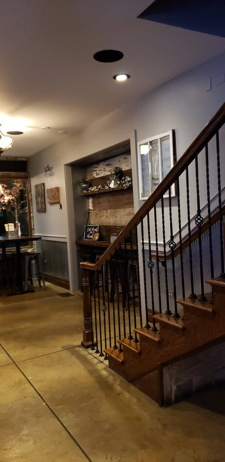 Blue Tin Martini Lounge | restaurant | 312 Liberty St, Morris, IL 60450, USA | 8155133942 OR +1 815-513-3942