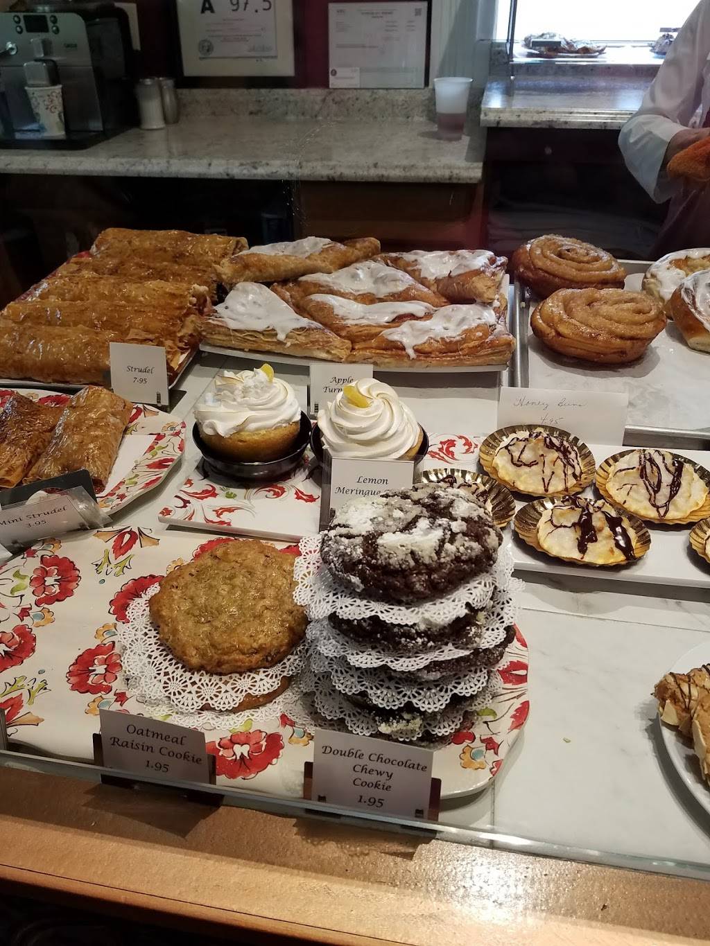 Rizzos Bakery & Bistro | bakery | 91 Georgia Rd, Franklin, NC 28734, USA | 8283697774 OR +1 828-369-7774