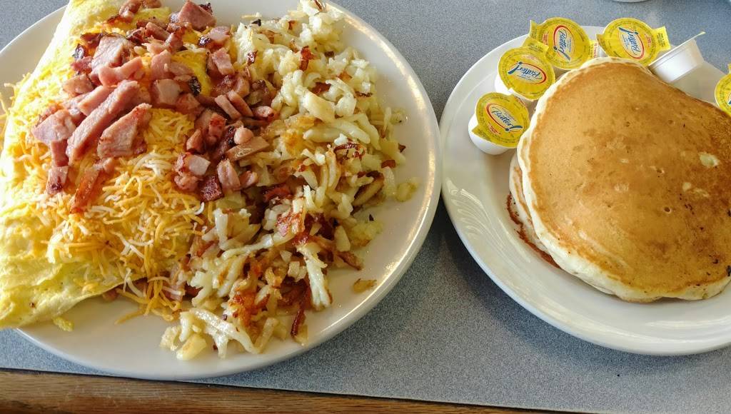 Tammys Billard Airport Café | restaurant | 3600 NE Sardou Ave # 4, Topeka, KS 66616, USA | 7852323669 OR +1 785-232-3669