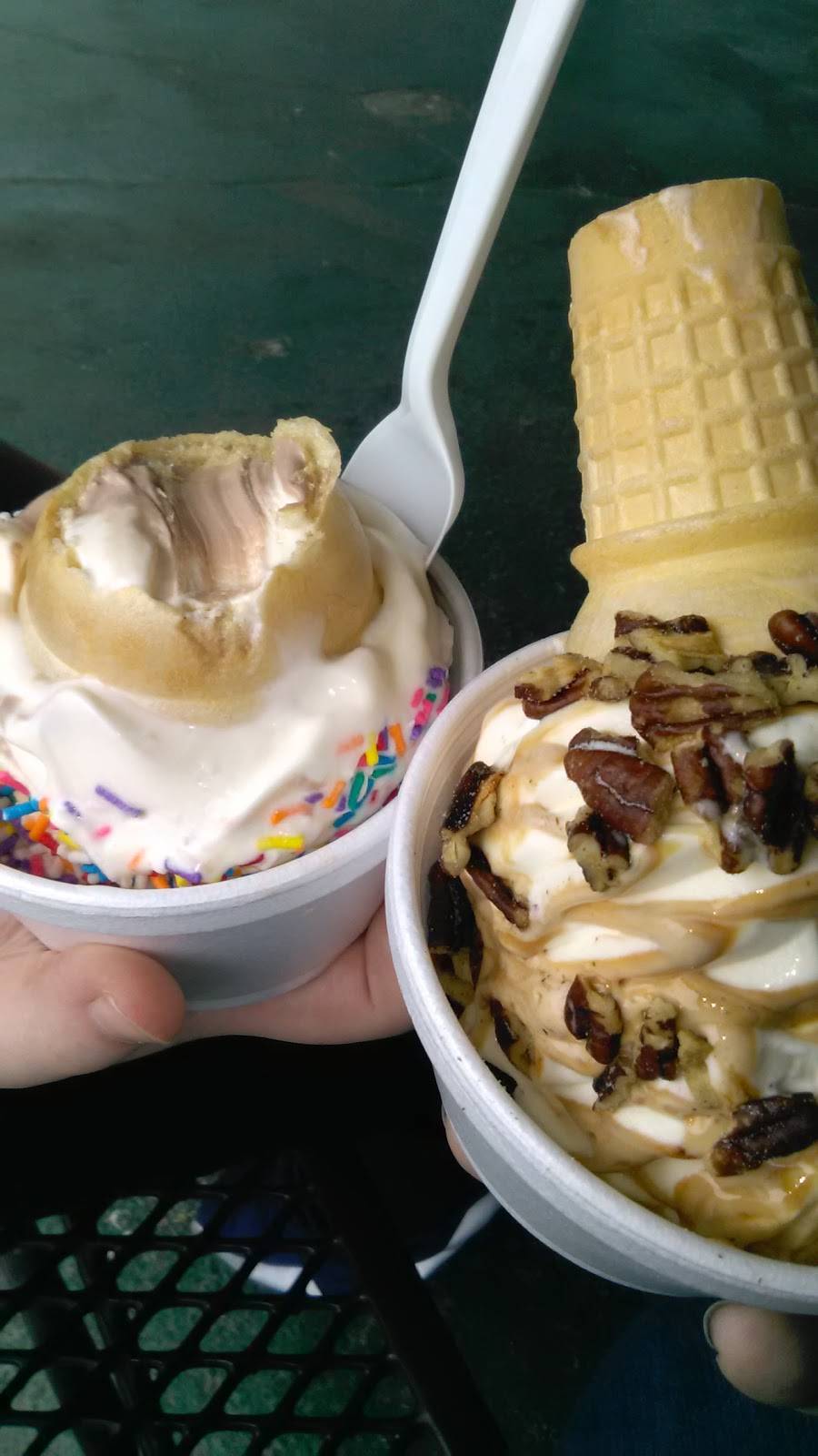 Chuggys Icecream & Deli Incorporated | restaurant | 921 Oakdale Ave, Toledo, OH 43605, USA | 4196934440 OR +1 419-693-4440