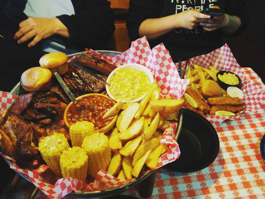Famous Daves Bar-B-Que | restaurant | 5077 S 27th St, Greenfield, WI 53221, USA | 4147271940 OR +1 414-727-1940