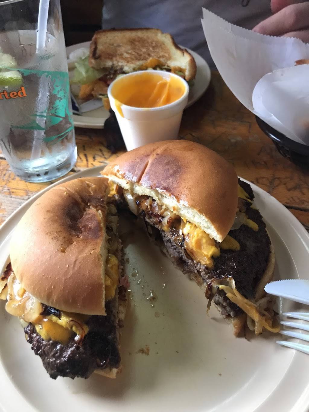 Illinois Bar & Grill | restaurant | 4135 W 47th St, Chicago, IL 60632, USA | 7738472525 OR +1 773-847-2525