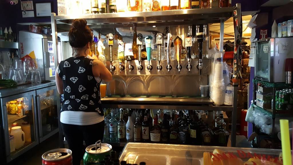 Bernies Bungalow Lounge | restaurant | 626 D St #3522, Anchorage, AK 99501, USA | 9072768808 OR +1 907-276-8808