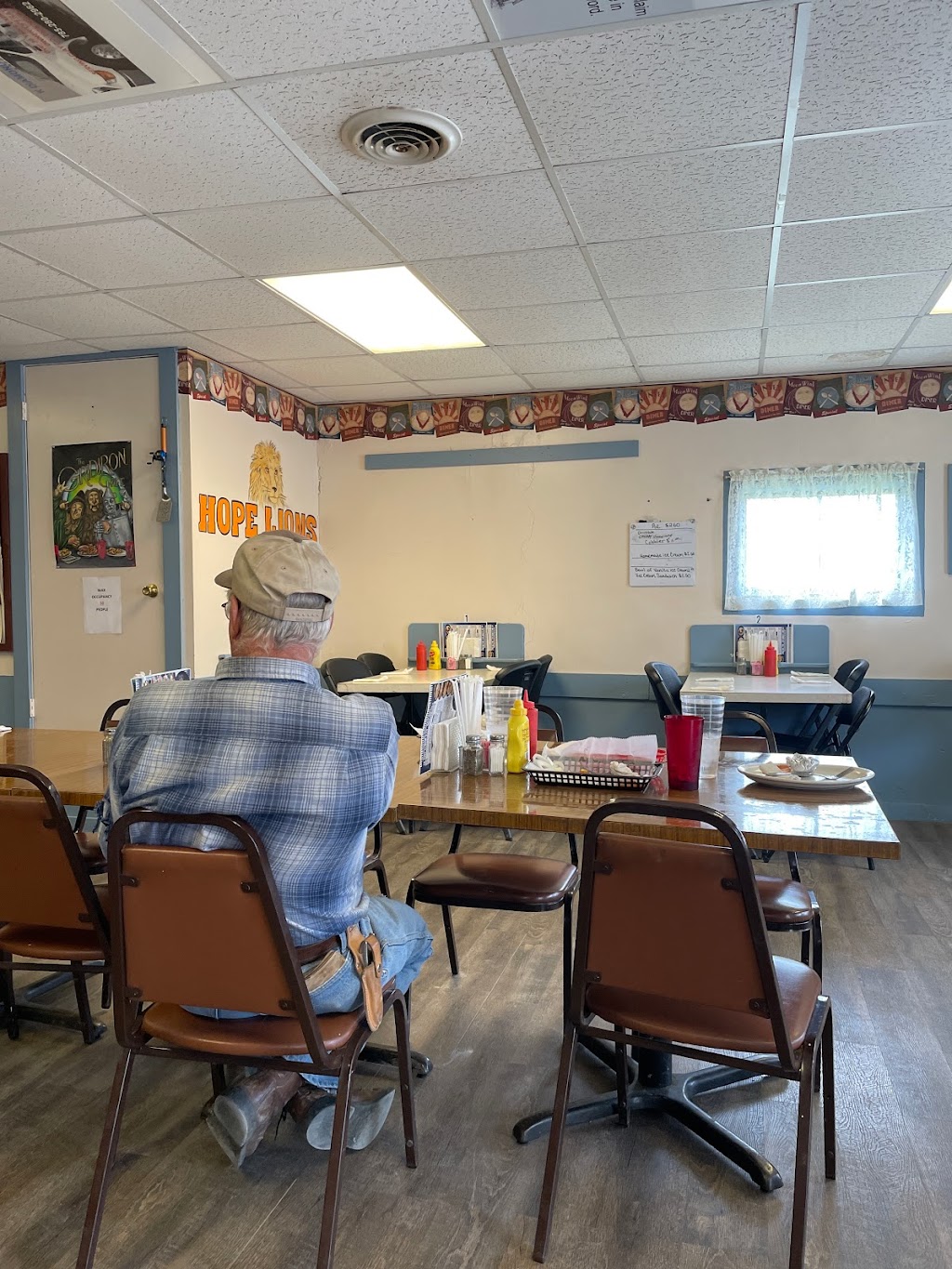 Grid Iron Cafe | cafe | 211 N Main St, Hope, KS 67451, USA | 7853667700 OR +1 785-366-7700