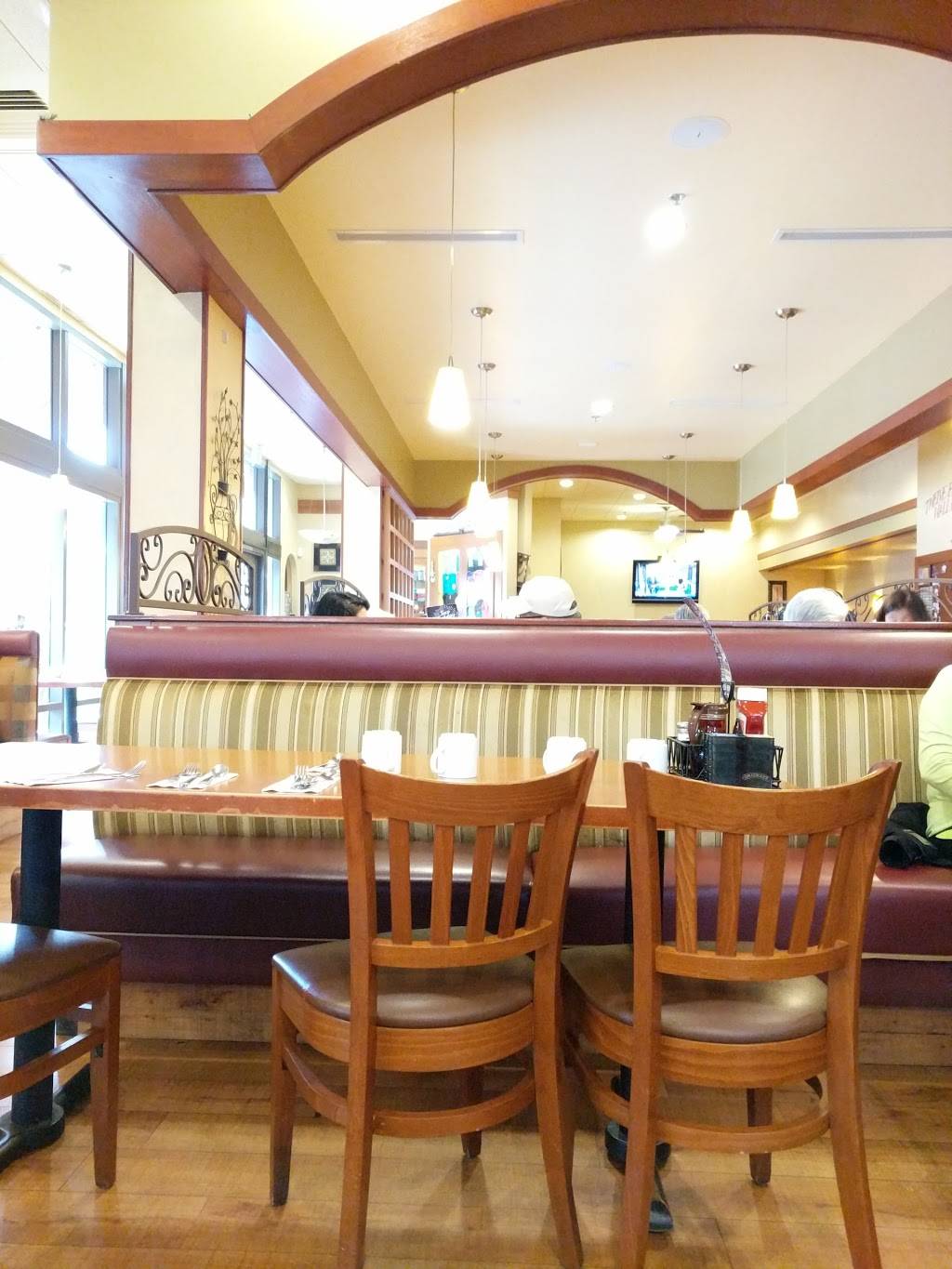 The Broken Yolk Cafe | restaurant | 884 Eastlake Pkwy, Chula Vista, CA 91914, USA | 6192161144 OR +1 619-216-1144