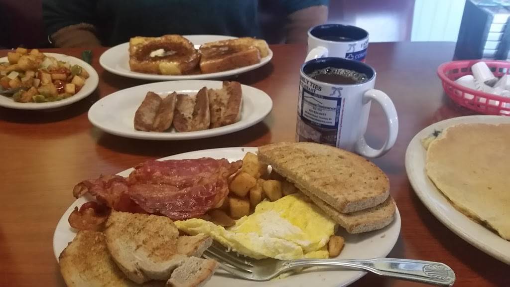 Family Ties | restaurant | 221 Main Rd, Tiverton, RI 02878, USA | 4016242321 OR +1 401-624-2321