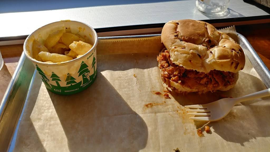 The Q Smokehouse | restaurant | 225 S James St, Ludington, MI 49431, USA | 2314253933 OR +1 231-425-3933