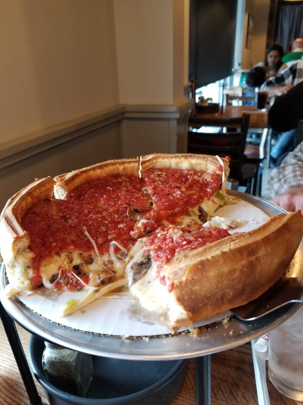 Giordanos | restaurant | 1505 N Veterans Pkwy, Bloomington, IL 61704, USA | 3094030432 OR +1 309-403-0432
