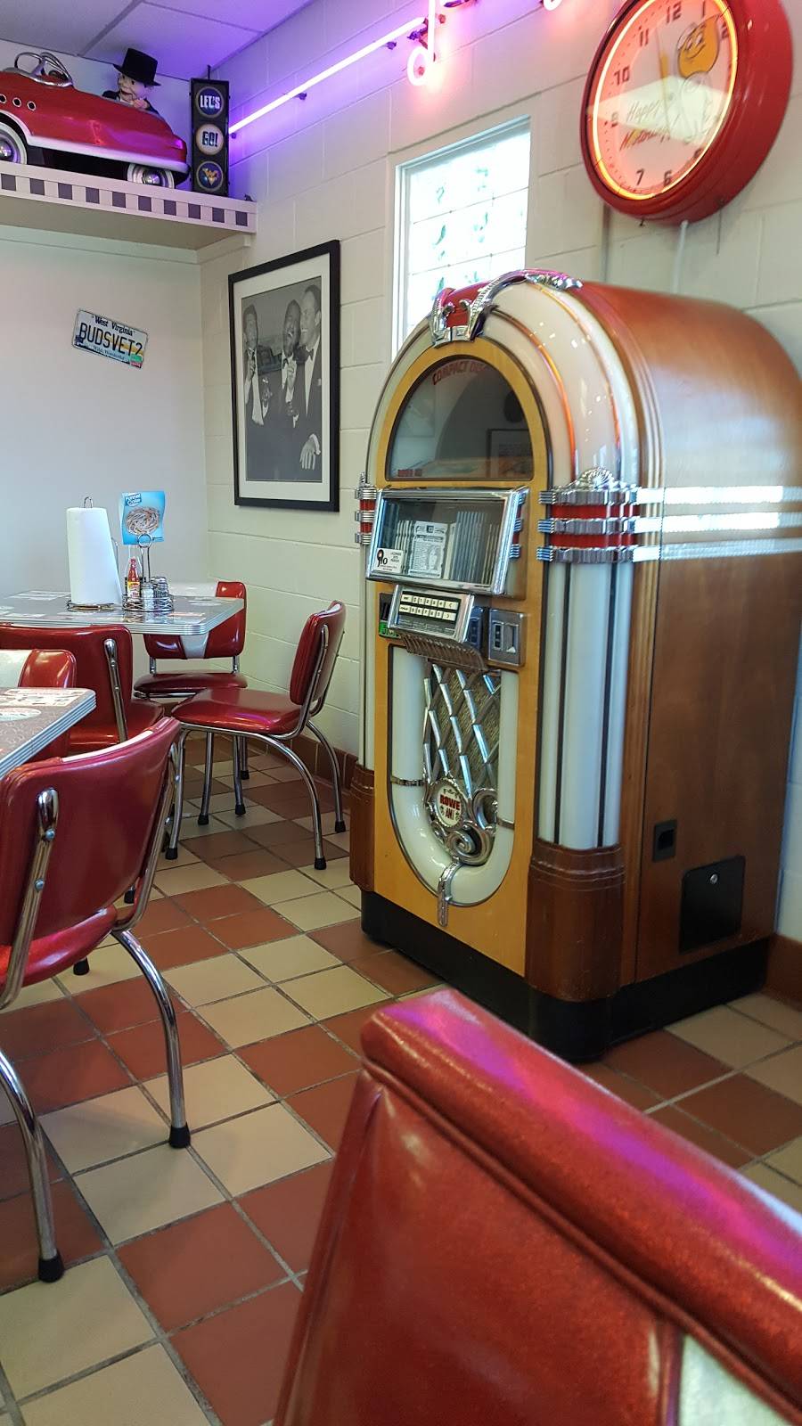 Daves Famous T & L Hot Dogs | restaurant | 1202 E Pike St, Clarksburg, WV 26301, USA | 3046223994 OR +1 304-622-3994