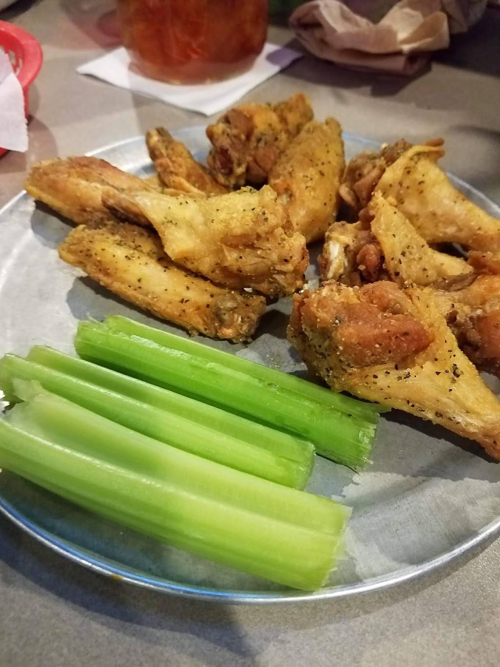 Pluckers Wing Bar | restaurant | 3000 E Central Texas Expy, Killeen, TX 76543, USA | 2545019464 OR +1 254-501-9464