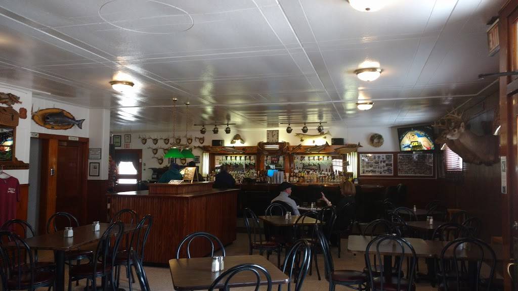 Dicks Pour House | restaurant | 103 W Philip St, Lake Leelanau, MI 49653, USA | 2312569912 OR +1 231-256-9912