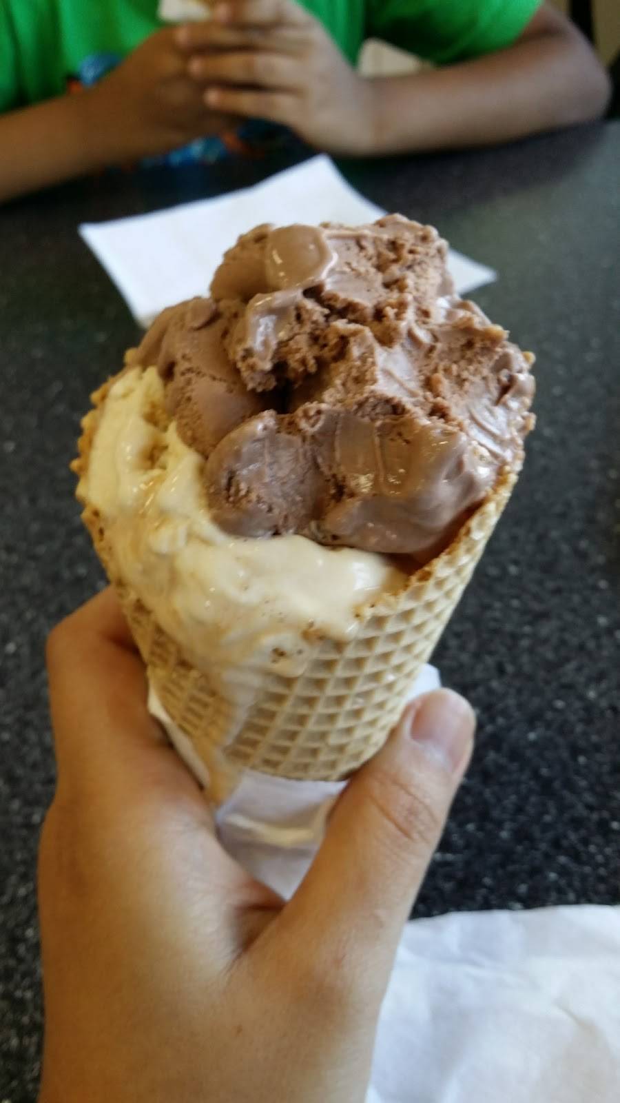 Braums Ice Cream & Burger Restaurant | restaurant | 1222 W McDermott Dr, Allen, TX 75013, USA | 2144958711 OR +1 214-495-8711