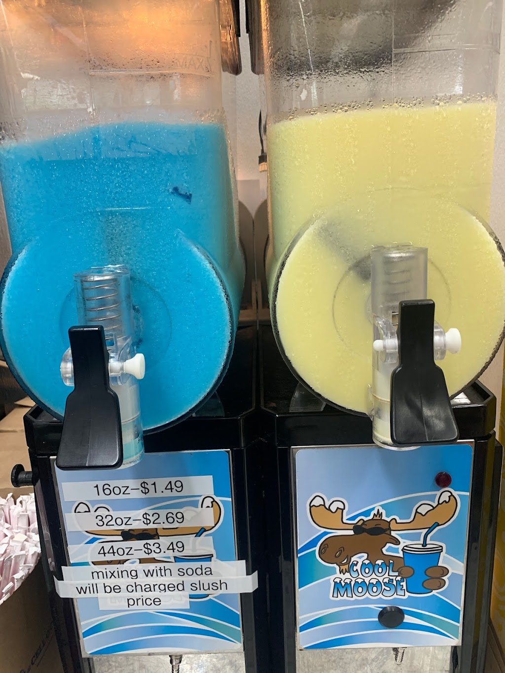 Noah Market Marathon | meal takeaway | 6025 N University St, Peoria, IL 61614, USA | 3097133798 OR +1 309-713-3798