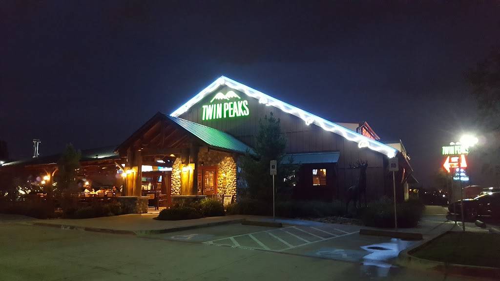 Twin Peaks | restaurant | 6650 N Fwy Service Rd E, Fort Worth, TX 76137, USA | 8177667462 OR +1 817-766-7462