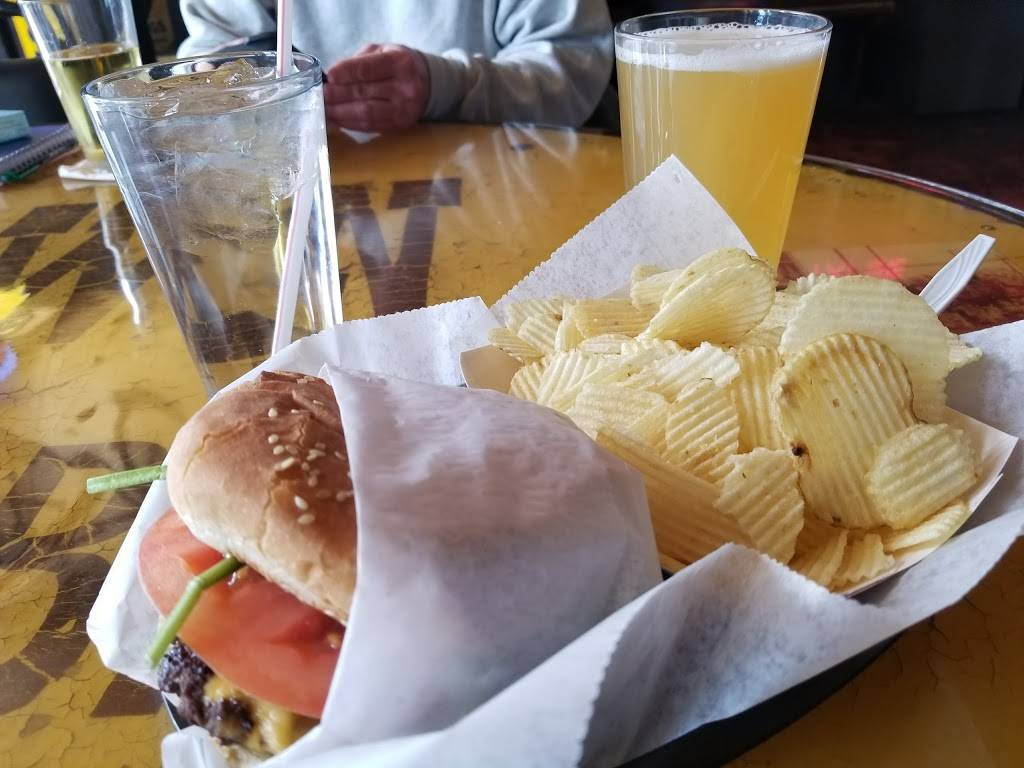 Showdown | restaurant | 207 E Hutchison St, San Marcos, TX 78666, USA | 5123927282 OR +1 512-392-7282