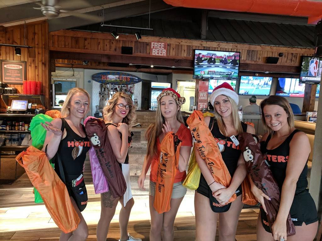 Hooters | restaurant | 941 E Highway 131, Jeffersonville, IN 47130, USA | 8122849464 OR +1 812-284-9464