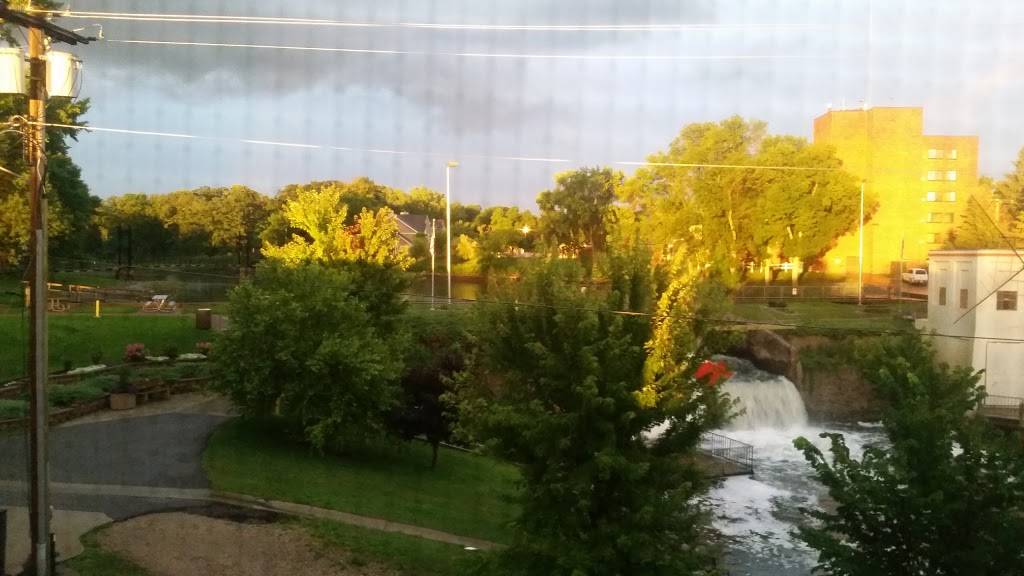 Riverview Place | meal takeaway | 21 N Broadway, Pelican Rapids, MN 56572, USA | 2188634040 OR +1 218-863-4040