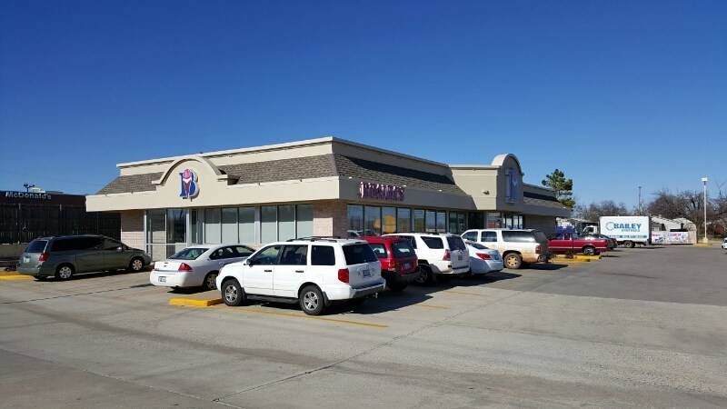 Braums Ice Cream & Burger Restaurant | restaurant | One W Main St, Yukon, OK 73099, USA | 4053543615 OR +1 405-354-3615