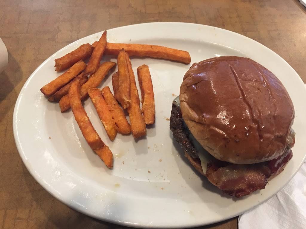 Eatn Park | restaurant | 2057 Wal Mart Dr NE, Warren, OH 44483, USA | 3303726610 OR +1 330-372-6610