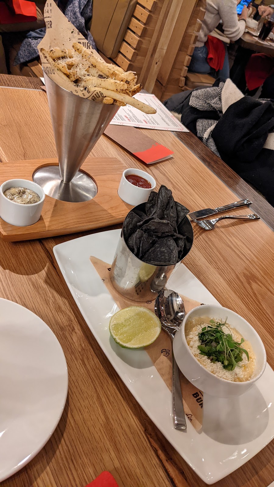 Gordon Ramsay Burger | restaurant | 2 E Ontario St, Chicago, IL 60611, USA | 3129718931 OR +1 312-971-8931