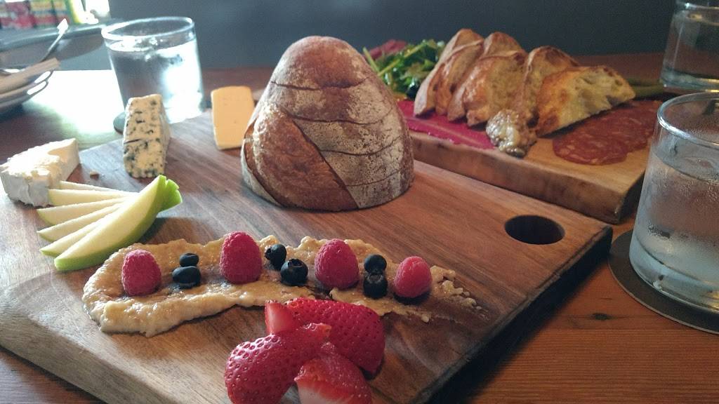 Russells Tavern | restaurant | 4111 Stone Way N, Seattle, WA 98103, USA | 2065471653 OR +1 206-547-1653