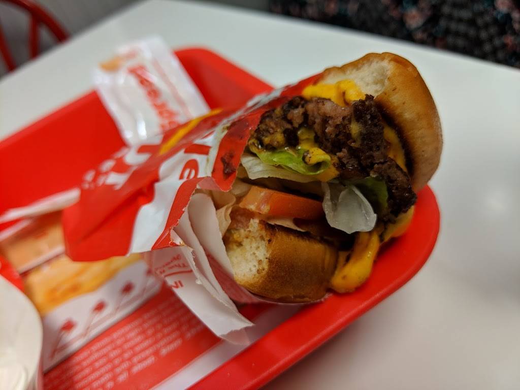 In-N-Out Burger | restaurant | 1933 S Mooney Blvd, Visalia, CA 93277, USA | 8007861000 OR +1 800-786-1000