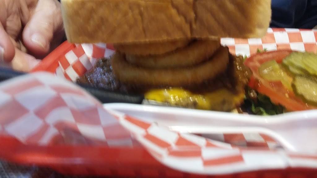 Bobs Burger Barn | restaurant | 4951 FM1283, Pipe Creek, TX 78063, USA | 8305354945 OR +1 830-535-4945