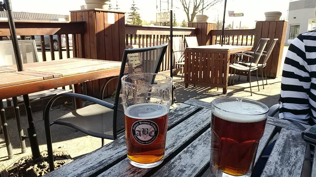 Big Morts Little Pub | restaurant | 2011 Robertson Rd, Nepean, ON K2H 7P4, Canada | 6138290123 OR +1 613-829-0123