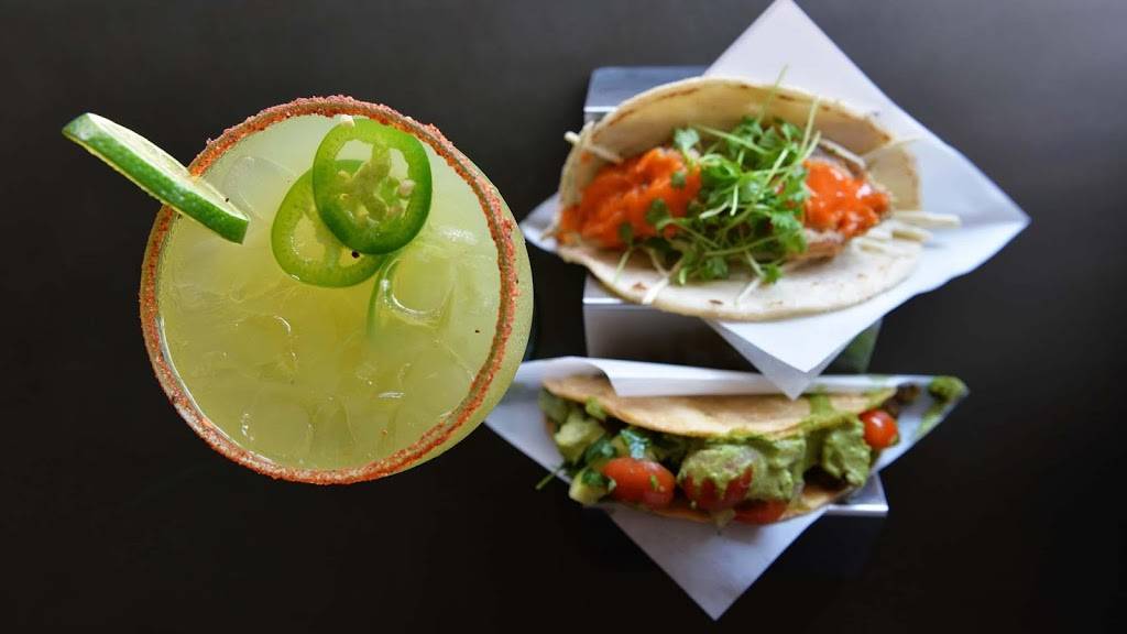 Fusion Taco Canteen & Cocktails | restaurant | 4706 N Main St, Houston, TX 77009, USA | 7134222992 OR +1 713-422-2992
