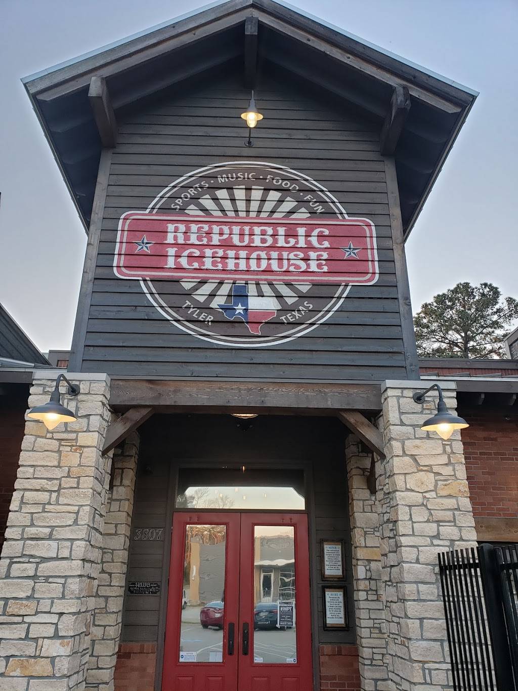 Republic Icehouse | restaurant | 3807 University Blvd, Tyler, TX 75701, USA | 9035045860 OR +1 903-504-5860