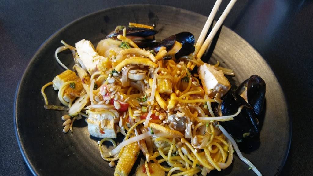 HuHot Mongolian Grill | restaurant | 2059 Witzel Ave, Oshkosh, WI 54904, USA | 9202375555 OR +1 920-237-5555