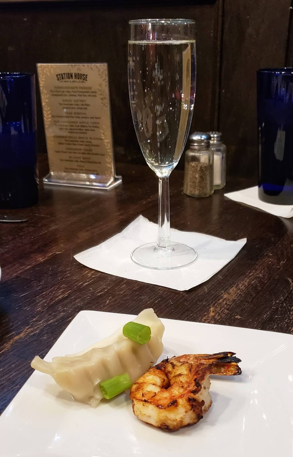 StationHouse Wine Bar & Grill | night club | 2520 Main St, Stratford, CT 06615, USA | 2033771648 OR +1 203-377-1648