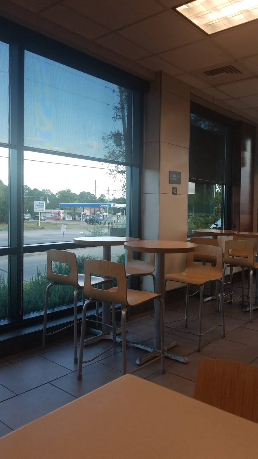 Wendys | restaurant | 6934 W Bert Kouns Industrial Loop, Shreveport, LA 71129, USA | 3186872107 OR +1 318-687-2107